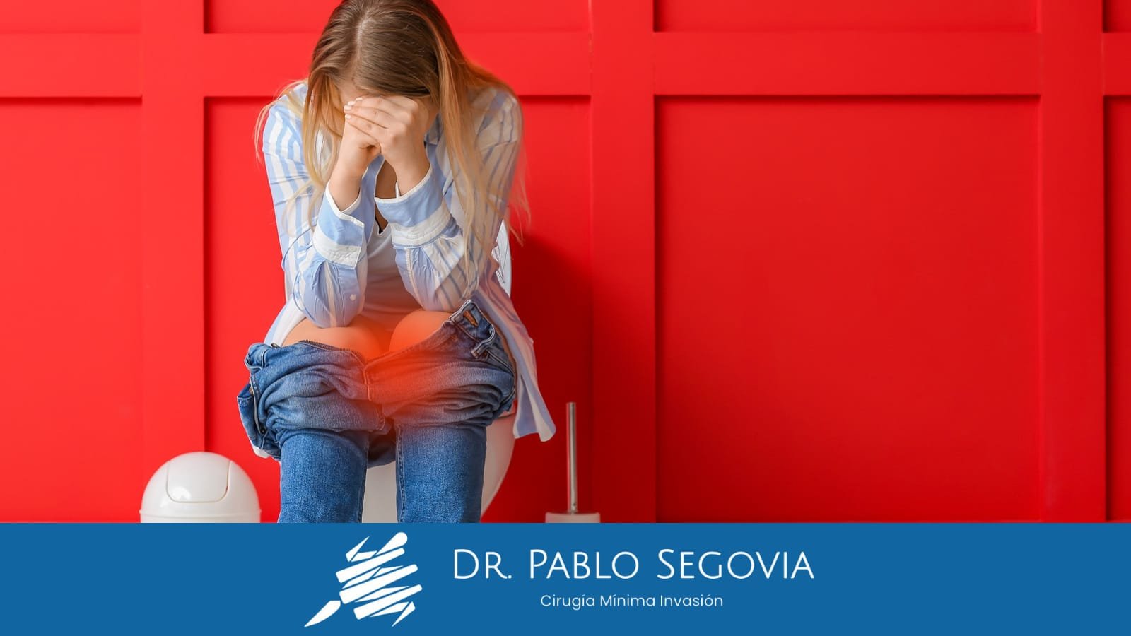 Dr. Pablo Segovia en consulta explicando tratamiento de fisura anal en Monterrey